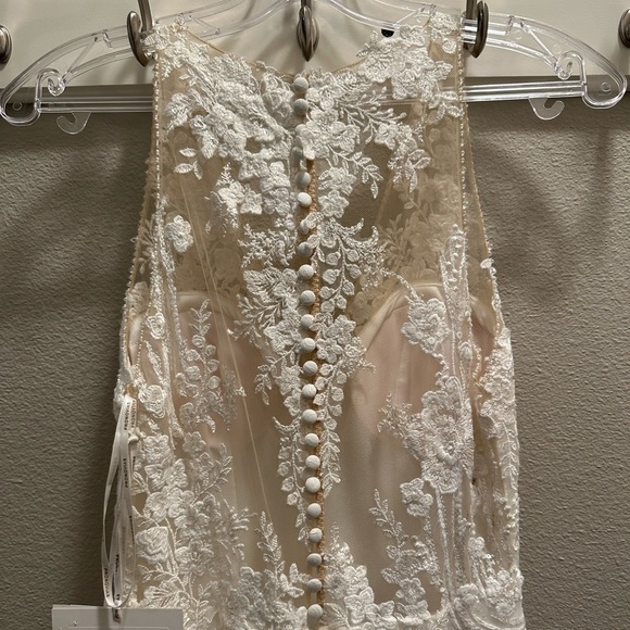 Pronovias EOS Lace Wedding Dress - Picture 5 of 16